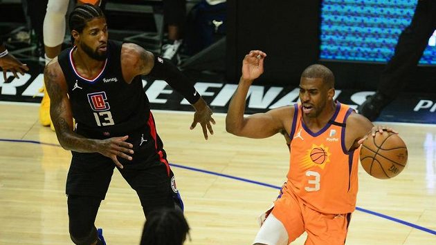Chris Paul (3) z Phoenixu a Paul George (13) z Los Angeles Clippers. Chris Paul (3) z Phoenixu a Paul George (13) z Los Angeles Clippers.