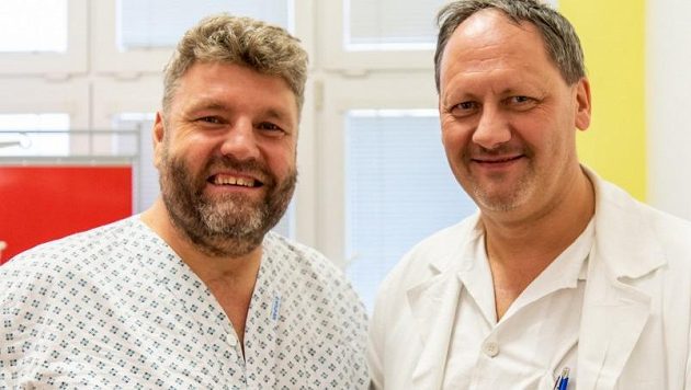 Martin Kolomý (vlevo) a neurochirurg Lumír Hrabálek (vpravo) v olomoucké fakultní nemocnici. Martin Kolomý (vlevo) a neurochirurg Lumír Hrabálek (vpravo) v olomoucké fakultní nemocnici.