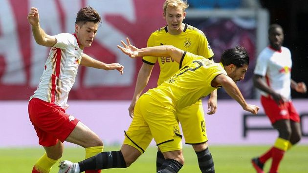 Český útočník Patrik Schick (vlevo) z Lipska v souboji s hráči Dortmundu. Český útočník Patrik Schick (vlevo) z Lipska v souboji s hráči Dortmundu.