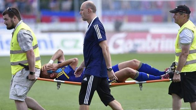 Pořadatelé odnášejí zraněného Lukáše Vaculíka ze hřiště. Pořadatelé odnášejí zraněného Lukáše Vaculíka ze hřiště.