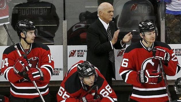Potlesk pro Patrika Eliáše(vpravo)! Právě zaznamenal 1000. bod v NHL. Za ním tleská kouč Lou Lamoriello, vedle něj Jaromír Jágr (68) a Adam Henrique (14). Potlesk pro Patrika Eliáše(vpravo)! Právě zaznamenal 1000. bod v NHL. Za ním tleská kouč Lou Lamoriello, vedle něj Jaromír Jágr (68) a Adam Henrique (14).