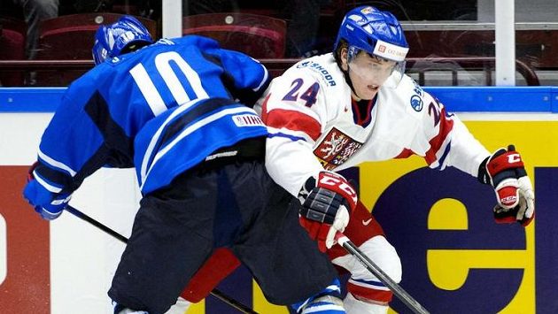 Fin Juuso Ikonen (vlevo) blokuje ve čtvrtfinále juniorského MS u hrazení českého útočníka Dominika Volka. Fin Juuso Ikonen (vlevo) blokuje ve čtvrtfinále juniorského MS u hrazení českého útočníka Dominika Volka.