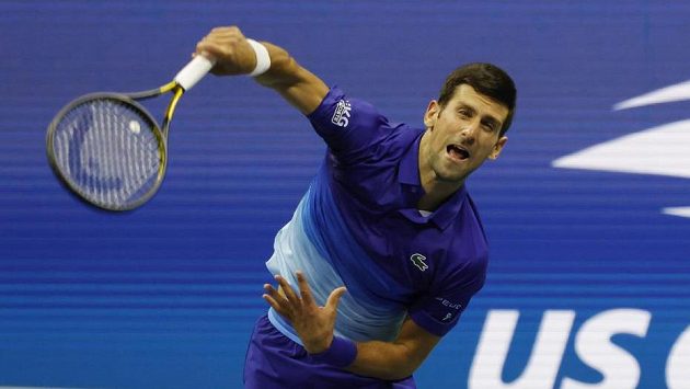 Srbský tenista Novak Djokovič servíruje během 2. kola US Open. Srbský tenista Novak Djokovič servíruje během 2. kola US Open.
