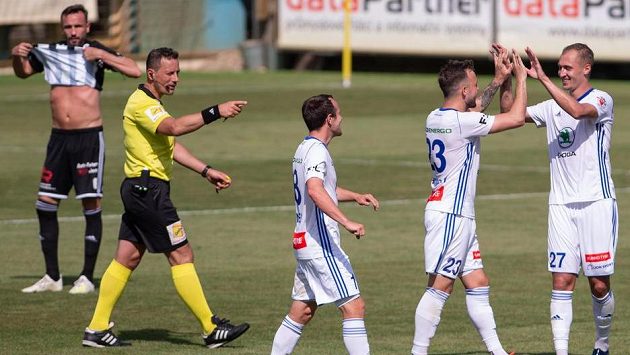 Zleva budějovický Tomáš Sivok, rozhodčí Karel Hrubeš, Jakub Fulnek, Lukáš Budínský a Jiří Klíma z Boleslavi. Zleva budějovický Tomáš Sivok, rozhodčí Karel Hrubeš, Jakub Fulnek, Lukáš Budínský a Jiří Klíma z Boleslavi.