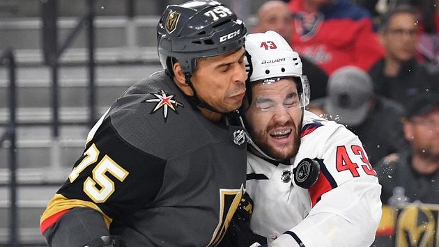 Útočník Ryan Reaves (vlevo) z Vegas Golden Knights v souboji s forvardem Tomem Wilsonem z Washingtonu. Útočník Ryan Reaves (vlevo) z Vegas Golden Knights v souboji s forvardem Tomem Wilsonem z Washingtonu.