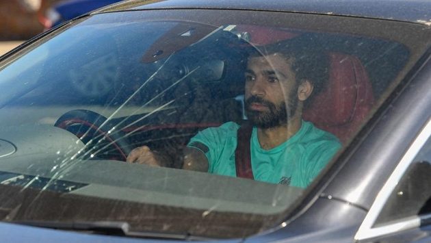 Egyptský fotbalista Mohamed Salah přijíždí ve svém voze na trénink Liverpoolu. Egyptský fotbalista Mohamed Salah přijíždí ve svém voze na trénink Liverpoolu.