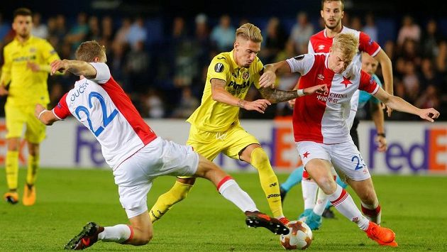 Slávisté Tomáš Souček (vlevo) a Michal Frydrych zastavují Samu Castilleja z Villarrealu. Slávisté Tomáš Souček (vlevo) a Michal Frydrych zastavují Samu Castilleja z Villarrealu.