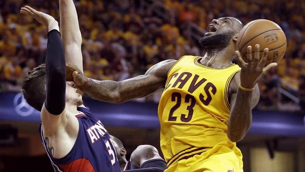 LeBron James (vpravo) z Clevelandu při pokusu o střelbu. Brání ho Mike Muscala z Atlanty. LeBron James (vpravo) z Clevelandu při pokusu o střelbu. Brání ho Mike Muscala z Atlanty.