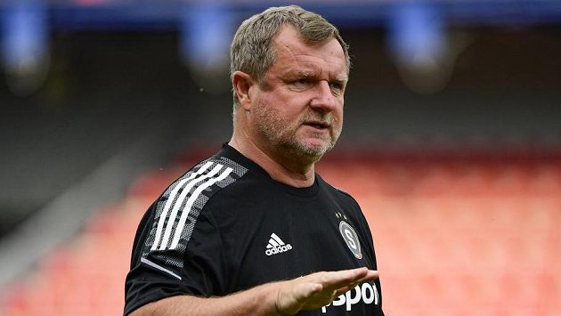 Kouč Pavel Vrba během tréninku fotbalistů Sparty. Kouč Pavel Vrba během tréninku fotbalistů Sparty.