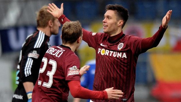 Ladislav Krejčí s Václavem Kadlecem oslavují druhý gól v Olomouci. Ladislav Krejčí s Václavem Kadlecem oslavují druhý gól v Olomouci.