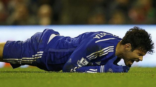 Naštvaný útočník Chelsea Diego Costa během pohárového utkání s Liverpoolem. Naštvaný útočník Chelsea Diego Costa během pohárového utkání s Liverpoolem.