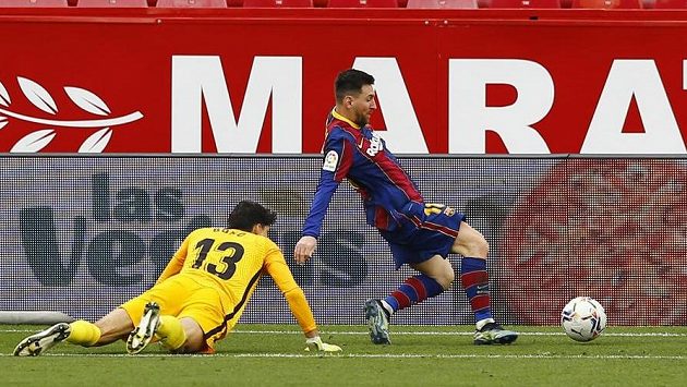Barcelonský Lionel Messi skóruje proti Seville. Barcelonský Lionel Messi skóruje proti Seville.
