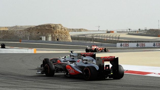 Pilot McLarenu Jenson Button v těsném závěsu za svým stájovým kolegou Sergiem Pérezem při Velké ceně Bahrajnu. Pilot McLarenu Jenson Button v těsném závěsu za svým stájovým kolegou Sergiem Pérezem při Velké ceně Bahrajnu.