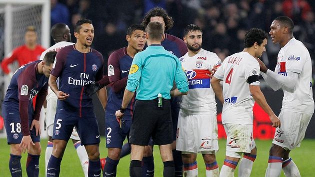 Thiago Silva a další hráči PSG diskutují s rozhodčím. Thiago Silva a další hráči PSG diskutují s rozhodčím.