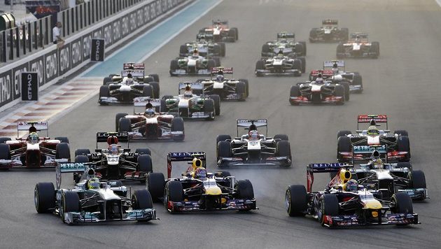 Vettel se dostal do čela závodu v SAE už po startu. Vettel se dostal do čela závodu v SAE už po startu.