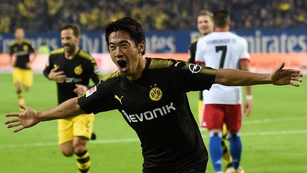 Shinji Kagawa z Dortmundu se raduje z gólu proti Hamburku. Shinji Kagawa z Dortmundu se raduje z gólu proti Hamburku.