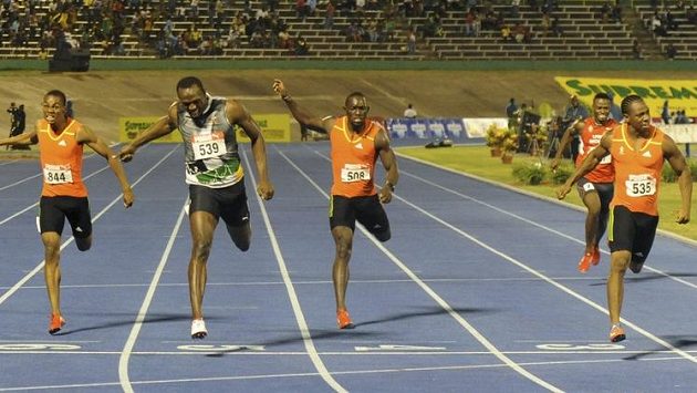 Yohan Blake (zcela vpravo) probíhá jako první cílem závodu na 200 metrů, světový rekordman Usain Bolt (druhý zleva) se musel smířit s druhým místem. Yohan Blake (zcela vpravo) probíhá jako první cílem závodu na 200 metrů, světový rekordman Usain Bolt (druhý zleva) se musel smířit s druhým místem.