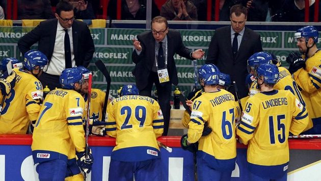 Kouč Švédska Par Marts (uprostřed vzadu) promlouvá ke svým svěřencům na mistrovství světa ve Stockholmu. Kouč Švédska Par Marts (uprostřed vzadu) promlouvá ke svým svěřencům na mistrovství světa ve Stockholmu.