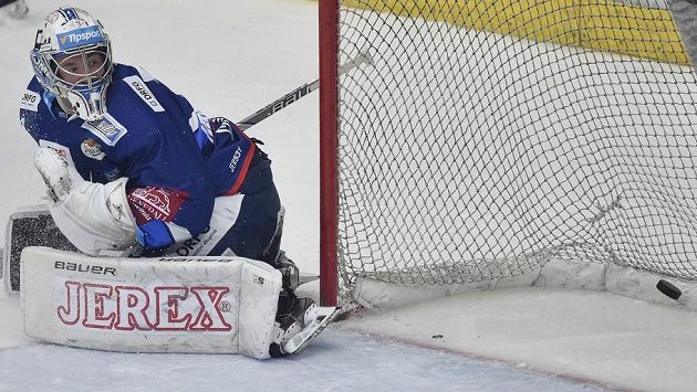 Brankář Brna Marek Čiliak inkasuje třetí gól. Brankář Brna Marek Čiliak inkasuje třetí gól.