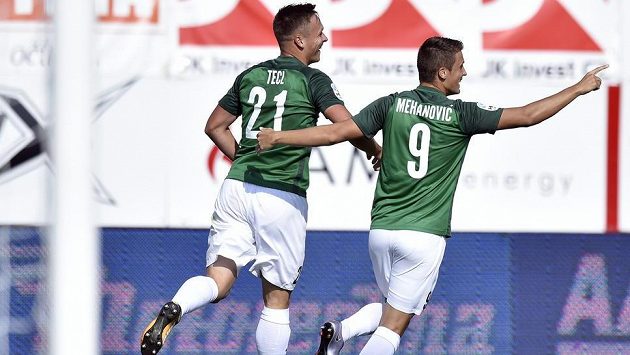 Jablonecká radost. Fotbalisté Stanislav Tecl a Mirzad Mehanovič se radují z gólu ve zlínské síti v utkání 5. kola HET ligy. Jablonecká radost. Fotbalisté Stanislav Tecl a Mirzad Mehanovič se radují z gólu ve zlínské síti v utkání 5. kola HET ligy.