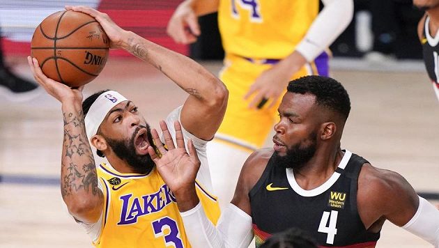 Anthony Davis (3) z Los Angeles Lakers a Paul Millsap (4) z Denveru. Anthony Davis (3) z Los Angeles Lakers a Paul Millsap (4) z Denveru.