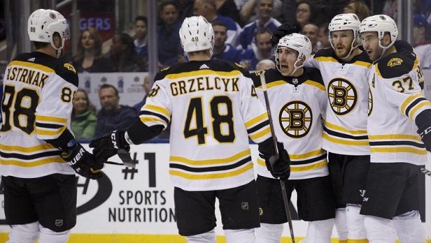 David Pastrňák (zcela vlevo) se asistencí podílel na jediném gólovém úspěchu Bostonu v souboji NHL s Buffalem. David Pastrňák (zcela vlevo) se asistencí podílel na jediném gólovém úspěchu Bostonu v souboji NHL s Buffalem.