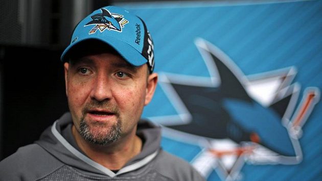 Peter DeBoer, kouč San Jose Sharks, mluví s novináři před třetím kláním finálové série. Peter DeBoer, kouč San Jose Sharks, mluví s novináři před třetím kláním finálové série.