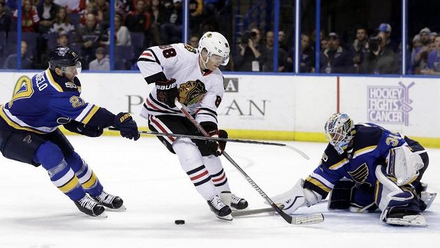 Patrick Kane (uprostřed) zkouší vyzrát na Jakea Allena v brance St. Louis. Střelce Chicaga brání Alex Pietrangelo. Patrick Kane (uprostřed) zkouší vyzrát na Jakea Allena v brance St. Louis. Střelce Chicaga brání Alex Pietrangelo.