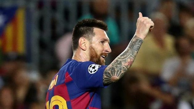 Barcelonský kapitán Lionel Messi zdraví fanoušky Barcelonský kapitán Lionel Messi zdraví fanoušky