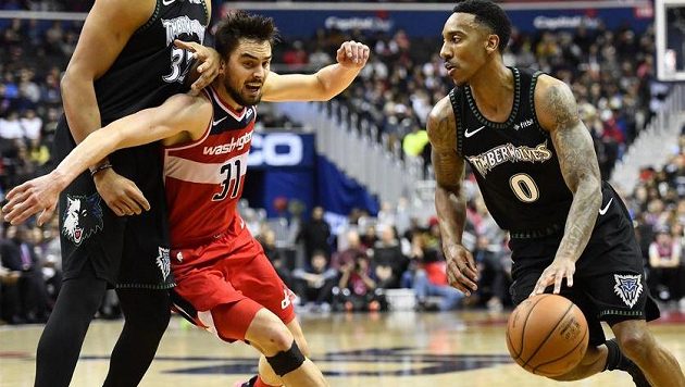 Tomáš Satoranský (31) z Washingtonu a Jeff Teague (0) z Minnesoty. Tomáš Satoranský (31) z Washingtonu a Jeff Teague (0) z Minnesoty.