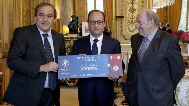 Francouzský prezident Francois Hollande (uprostřed) dostal od předsedy UEFA Michela Platiniho vstupenku na EURO 2016. Vpravo je šéf organizačního výboru ME 2016 Jacques Lambert. Francouzský prezident Francois Hollande (uprostřed) dostal od předsedy UEFA Michela Platiniho vstupenku na EURO 2016. Vpravo je šéf organizačního výboru ME 2016 Jacques Lambert.