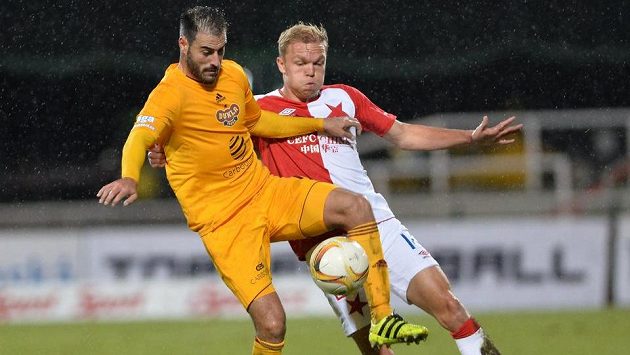 Útočník pražské Dukly Néstor Albiach Roger (vlevo) v souboji s Mickem van Burenem ze Slavie. Útočník pražské Dukly Néstor Albiach Roger (vlevo) v souboji s Mickem van Burenem ze Slavie.