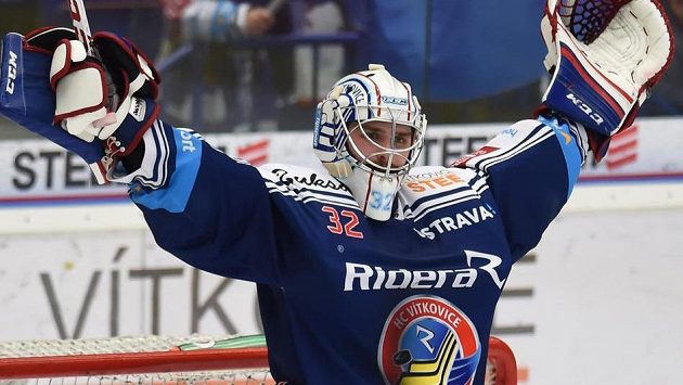 Brankář Vítkovic Patrik Bartošák se raduje z vítězství nad Spartou. Brankář Vítkovic Patrik Bartošák se raduje z vítězství nad Spartou.