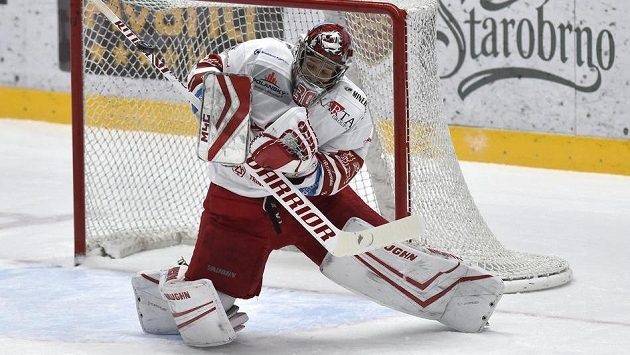 Brankář Třince Jakub Štěpánek zasahuje v utkání 27. kola hokejové extraligy proti Brnu. Brankář Třince Jakub Štěpánek zasahuje v utkání 27. kola hokejové extraligy proti Brnu.