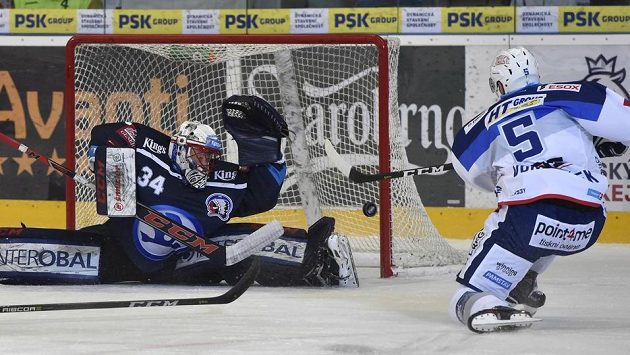 Brankář Plzně Dominik Frodl se snaží zneškodnit střelu Tomáše Vondráčka z Brna. Brankář Plzně Dominik Frodl se snaží zneškodnit střelu Tomáše Vondráčka z Brna.