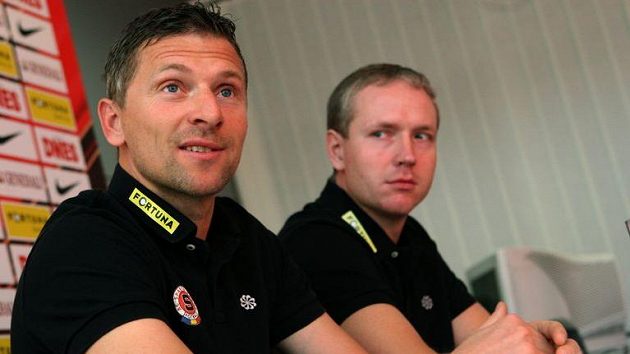 Martin Hašek (vlevo) jako první kouč Sparty a jeho asistent Václav Jílek. Dojde k velkému návratu...? Martin Hašek (vlevo) jako první kouč Sparty a jeho asistent Václav Jílek. Dojde k velkému návratu...?