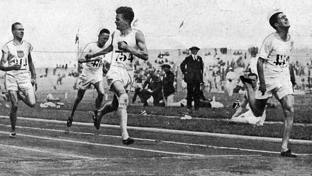 Rok 1924 a olympijské hry v Paříži, kde vynikli finští běžci Paavo Nurmi, který získal získal pět zlatých medailí, Ville Ritola čtyři. Rok 1924 a olympijské hry v Paříži, kde vynikli finští běžci Paavo Nurmi, který získal získal pět zlatých medailí, Ville Ritola čtyři.