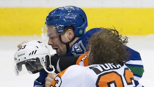 Útočník Philadelphie Jakub Voráček (vpředu) během bitky s obráncem Vancouveru Danem Hamhuisem. Útočník Philadelphie Jakub Voráček (vpředu) během bitky s obráncem Vancouveru Danem Hamhuisem.