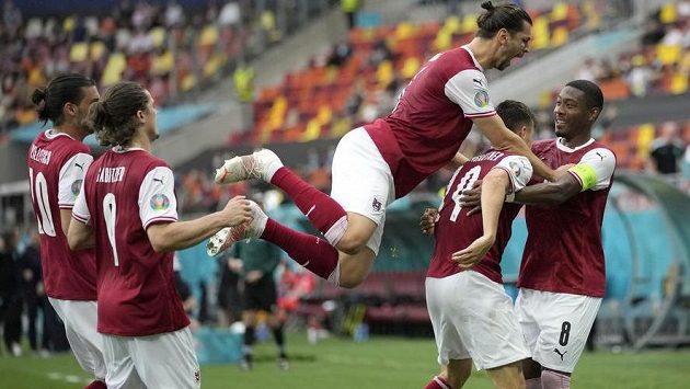 Gólová radost rakouských fotbalistů v utkání EURO s Ukrajinou. Gólová radost rakouských fotbalistů v utkání EURO s Ukrajinou.