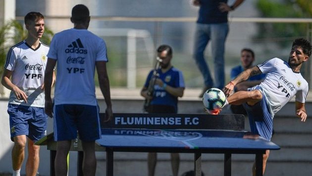 Fotbalisté Argentiny využili teqballový stůl v rámci tréninků během letošní Copy Amériky. Na snímku vlevo Juan Foyth, vpravo Milton Casco. Fotbalisté Argentiny využili teqballový stůl v rámci tréninků během letošní Copy Amériky. Na snímku vlevo Juan Foyth, vpravo Milton Casco.
