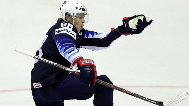 Patrick Kane se raduje po dalším gólu v české síti. Patrick Kane se raduje po dalším gólu v české síti.