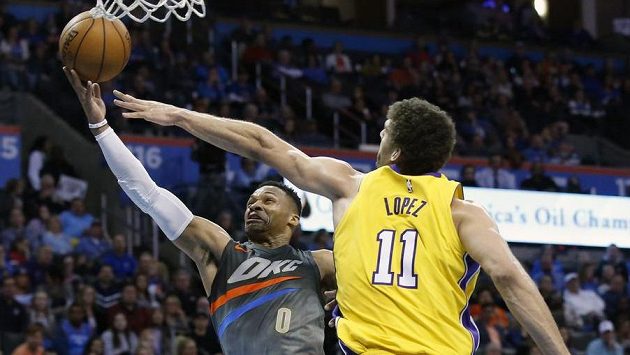 Russell Westbrook (0) z Oklahomy a Brook Lopez (11) z Los Angeles Lakers. Russell Westbrook (0) z Oklahomy a Brook Lopez (11) z Los Angeles Lakers.