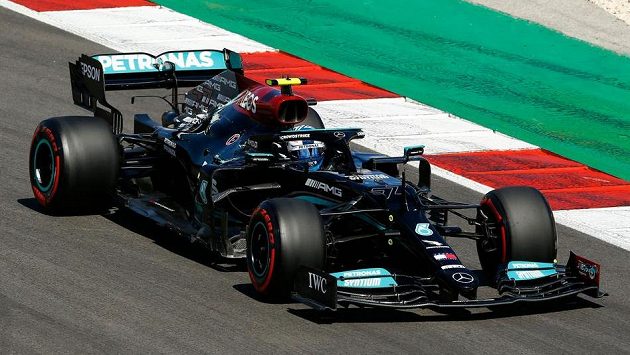 Pilot Mercedesu Valtteri Bottas v akci během kvalifikace na Velkou cenu Portugalska. Pilot Mercedesu Valtteri Bottas v akci během kvalifikace na Velkou cenu Portugalska.