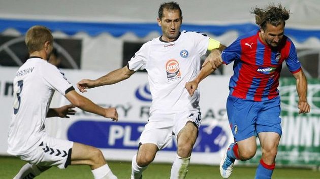 Plzeňský Petr Jiráček (vpravo) uniká s míčem dvojici hráčů Pjuniku Jerevan v utkání z roku 2011. Plzeňský Petr Jiráček (vpravo) uniká s míčem dvojici hráčů Pjuniku Jerevan v utkání z roku 2011.