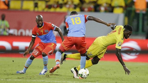 Tožský útočník Emmanuel Adebayor bojuje na mistrovství Afriky s hráči Konga. Tožský útočník Emmanuel Adebayor bojuje na mistrovství Afriky s hráči Konga.
