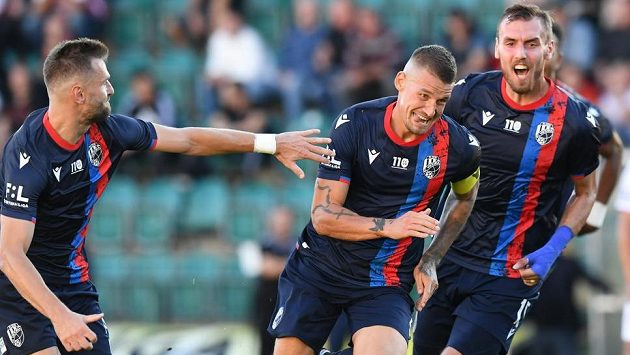 Lukáš Hejda (druhý zprava) právě vstřelil gól Plzně v utkání s Pardubicemi. Lukáš Hejda (druhý zprava) právě vstřelil gól Plzně v utkání s Pardubicemi.