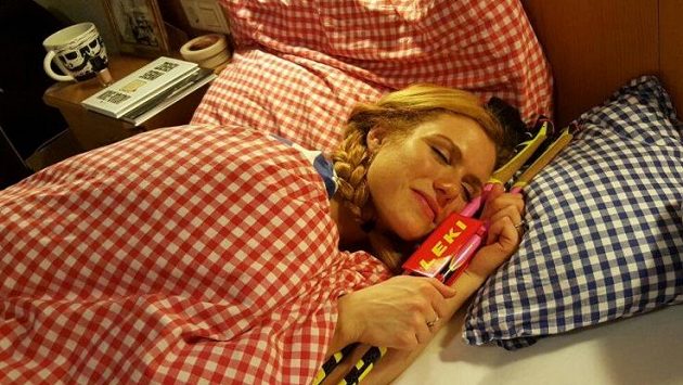 Gabriela Soukalová si vzala hůlky až do postele. Gabriela Soukalová si vzala hůlky až do postele.