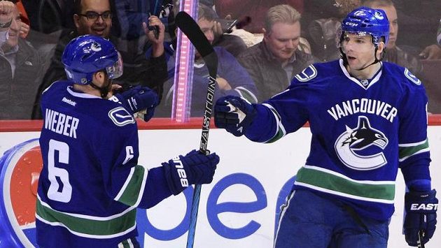Útočník Vancouveru Radim Vrbata (vpravo) oslavuje trefu do sítě Arizony se spoluhráčem Yannickem Weberem. Útočník Vancouveru Radim Vrbata (vpravo) oslavuje trefu do sítě Arizony se spoluhráčem Yannickem Weberem.