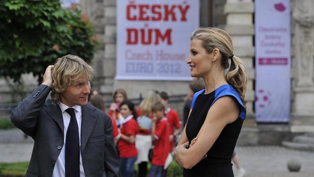 Pavel Nedvěd a Tereza Maxová během otevření Českého domu ve Vratislavi Pavel Nedvěd a Tereza Maxová během otevření Českého domu ve Vratislavi