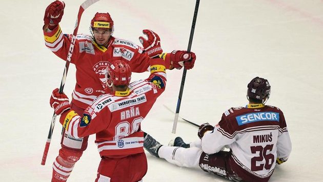 Třinečtí Jakub Orsava a Erik Hrňa se radují z branky, vpravo Juraj Mikuš ze Sparty. Třinečtí Jakub Orsava a Erik Hrňa se radují z branky, vpravo Juraj Mikuš ze Sparty.